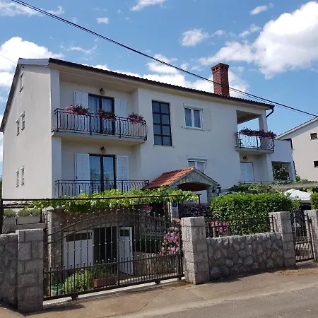 Leo Apartment