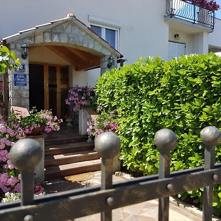Leo Apartment *