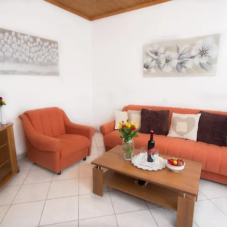 Leo Apartment